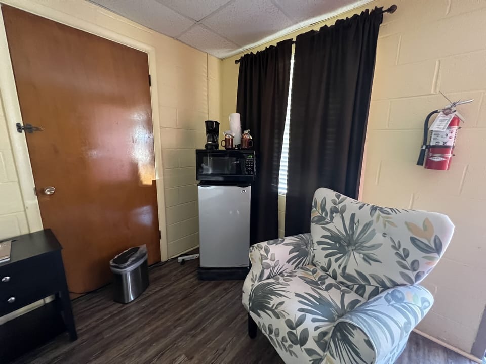 Room, 1 Bedroom | Living area