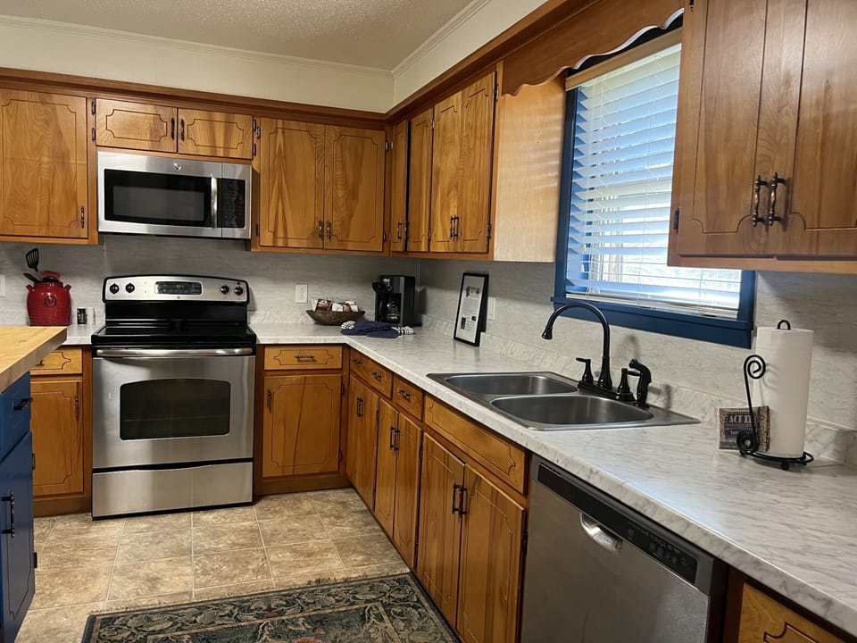 House, 2 Bedrooms | Private kitchen | Fridge, oven, coffee/tea maker, toaster