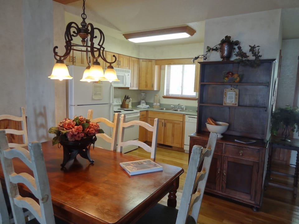 Cottage, 2 Bedrooms | Dining
