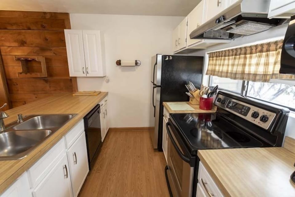 Condo, 3 Bedrooms | Private kitchen | Coffee/tea maker, fridge, oven, toaster
