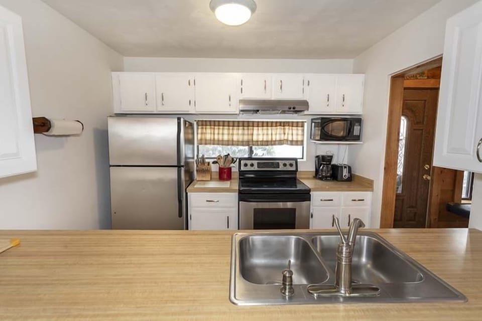 Condo, 3 Bedrooms | Private kitchen | Coffee/tea maker, fridge, oven, toaster