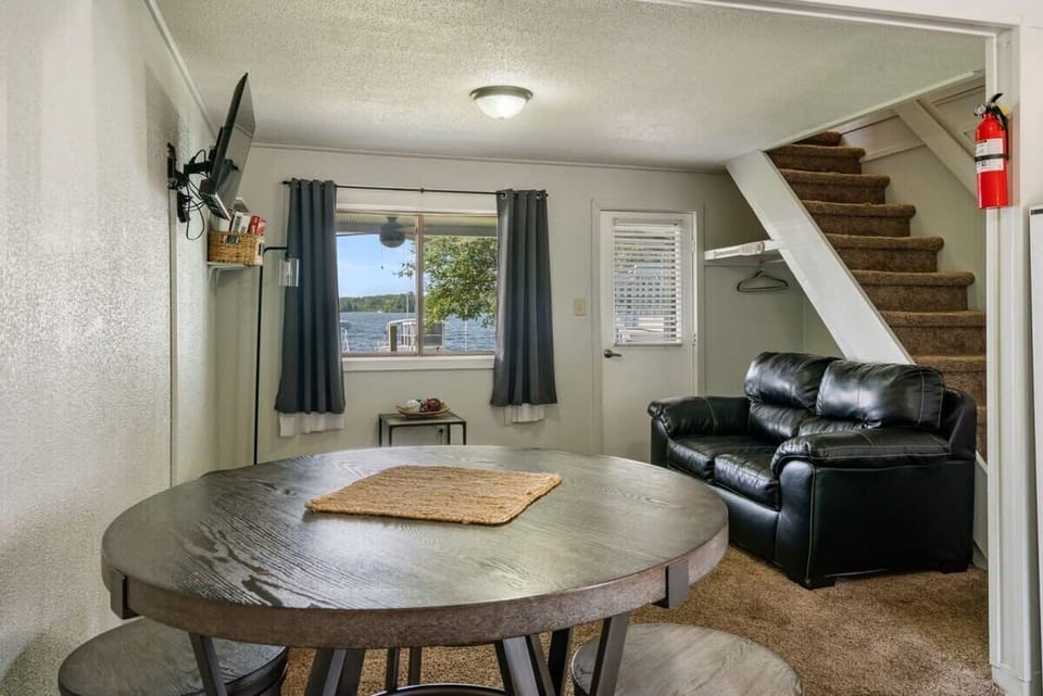 Unit 2: Dining room seating for 4