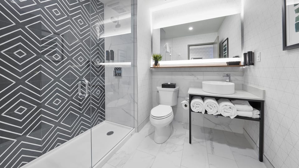 Business Room, 1 King Bed | Bathroom | Free toiletries, hair dryer, towels, soap