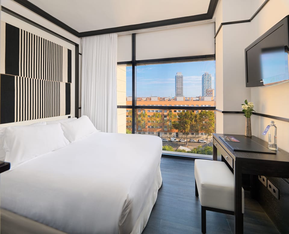 Essential Single | Minibar, in-room safe, desk, laptop workspace
