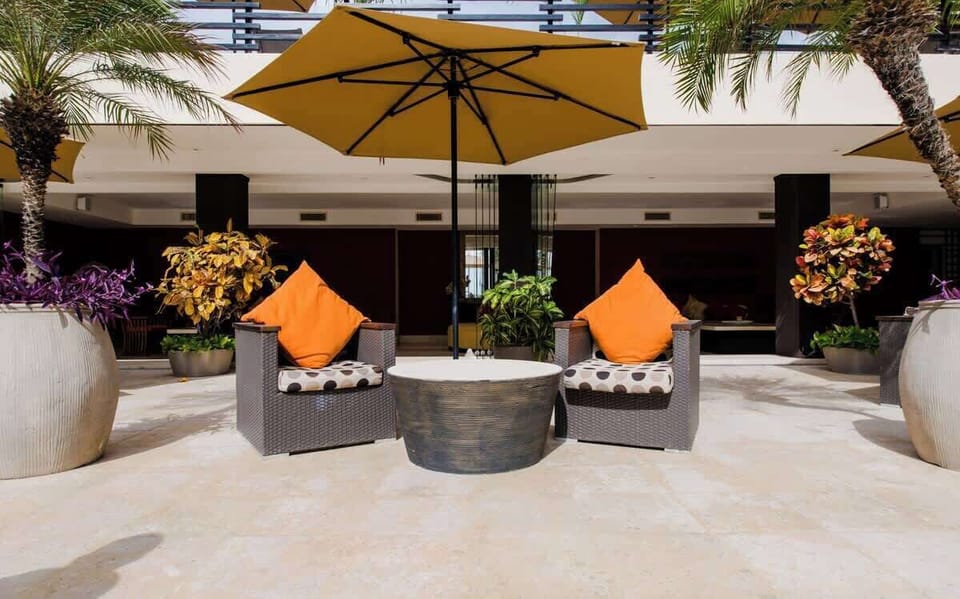 Enjoy drinks at the swim-up bar

