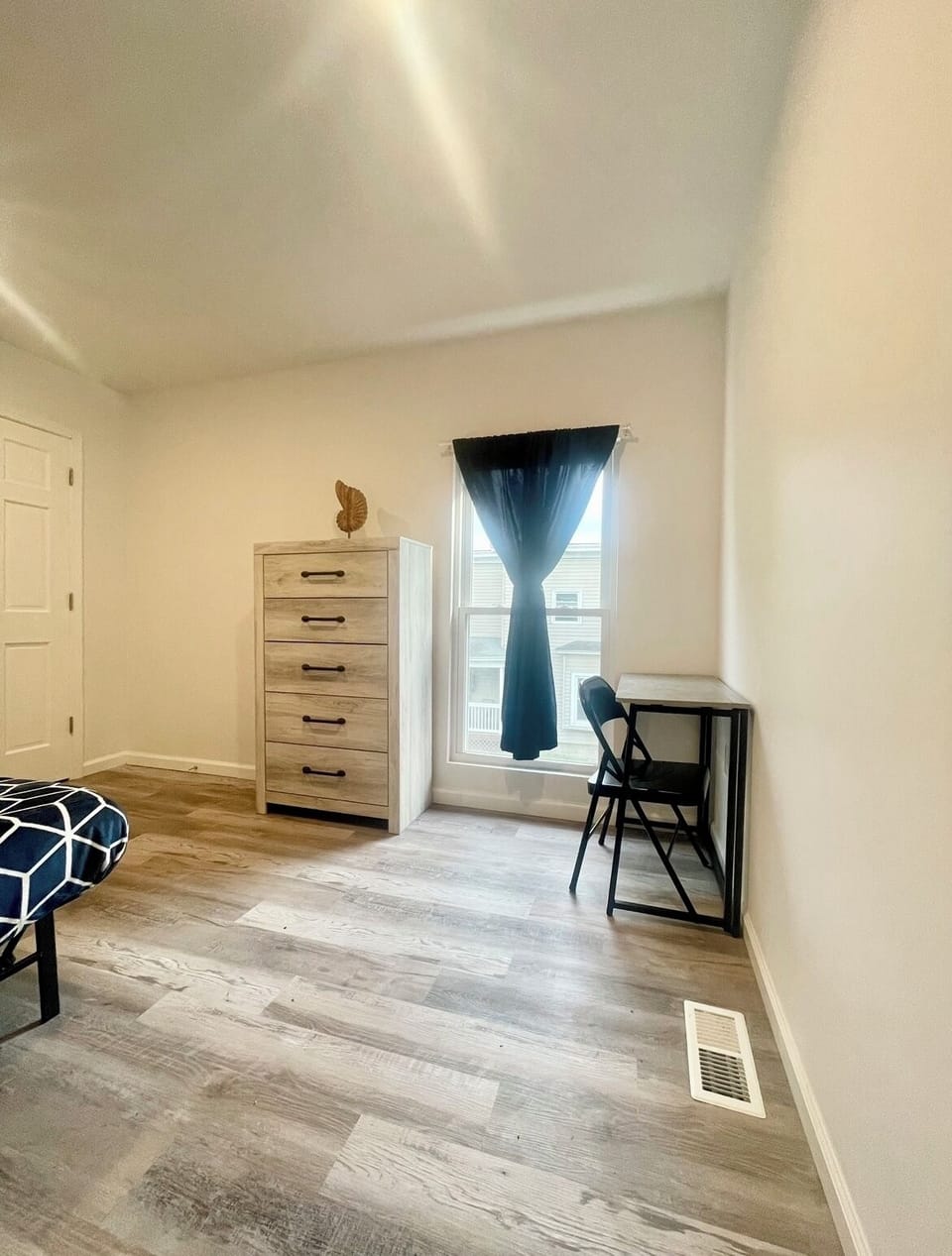 #2 Bedroom Queen bed