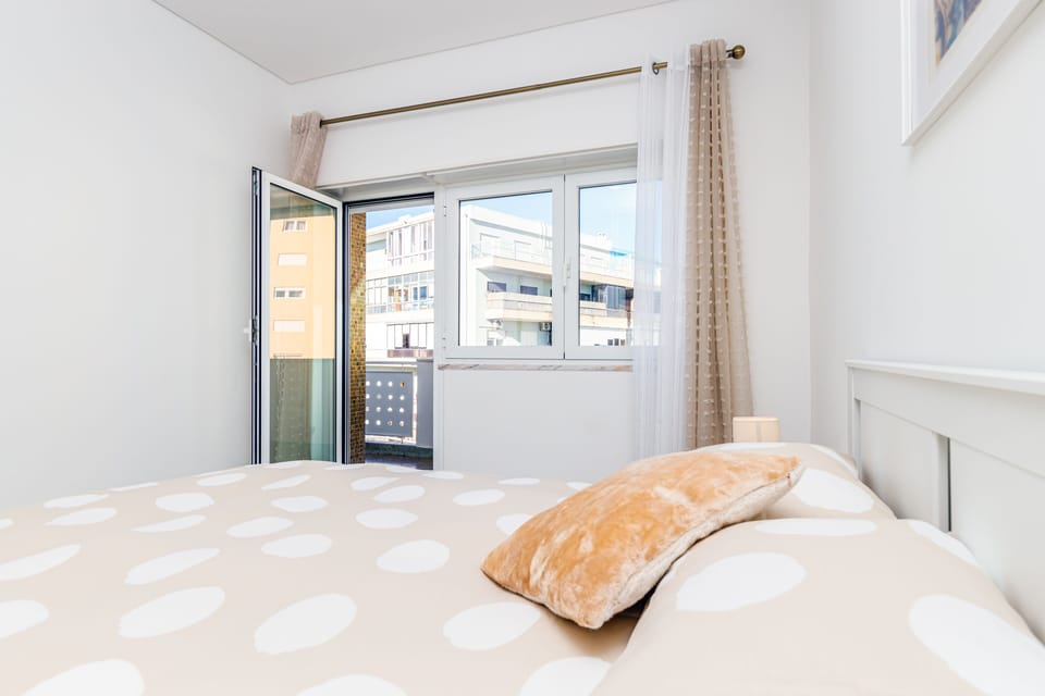 Quarto com varanda e roupeiro