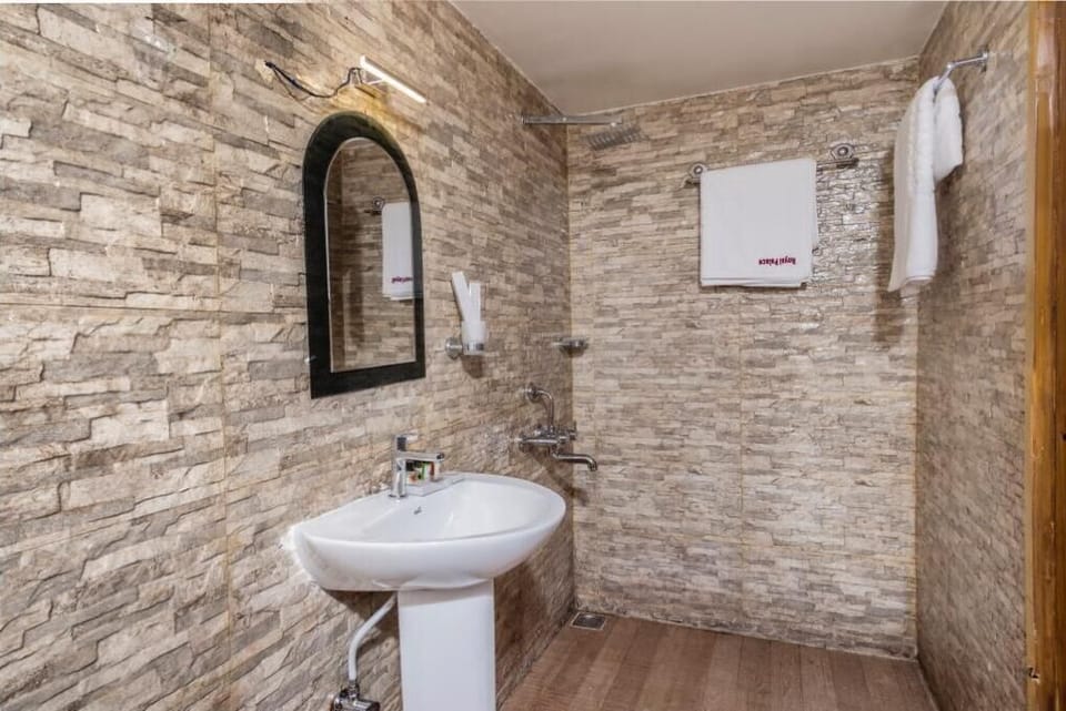 Premium Double Room | Bathroom | Shower, rainfall showerhead, free toiletries, towels
