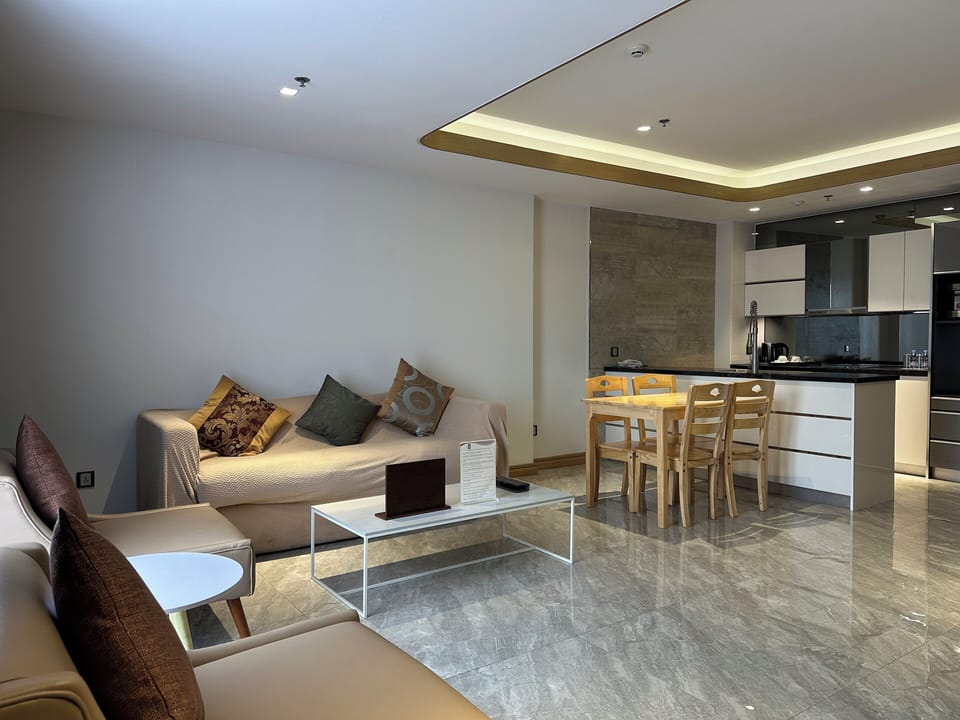 Executive Suite | Living area | Flat-screen TV