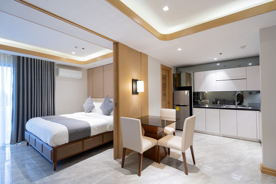 Deluxe Room | Premium bedding, pillowtop beds, in-room safe, blackout drapes