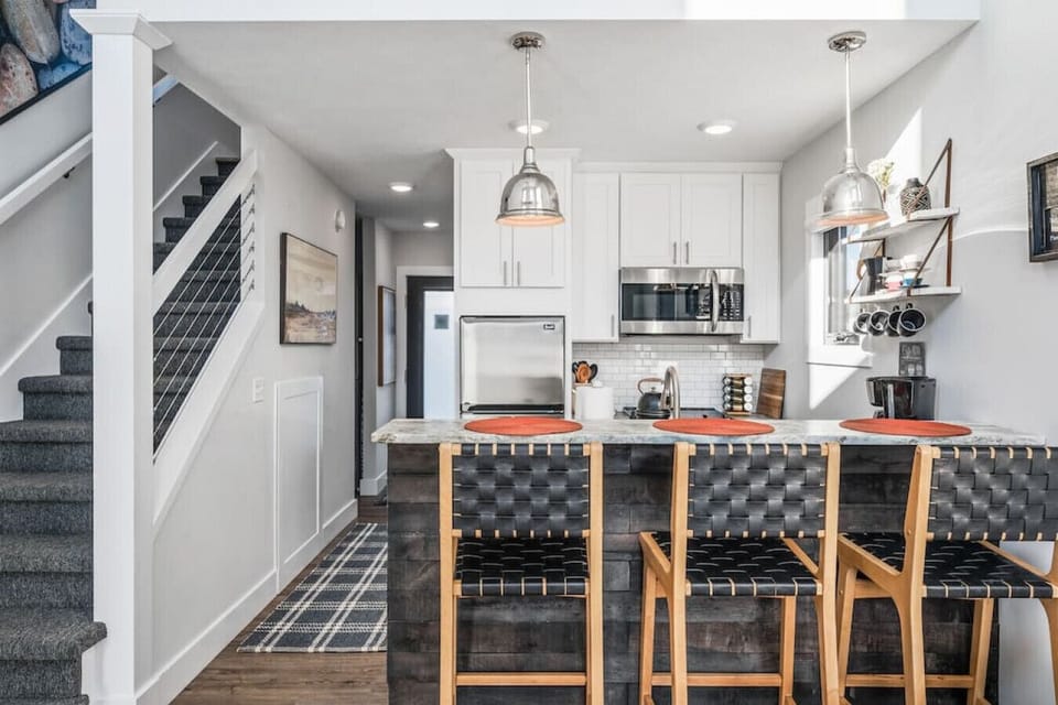 Sleek kitchen island with modern stools 🍴🌟