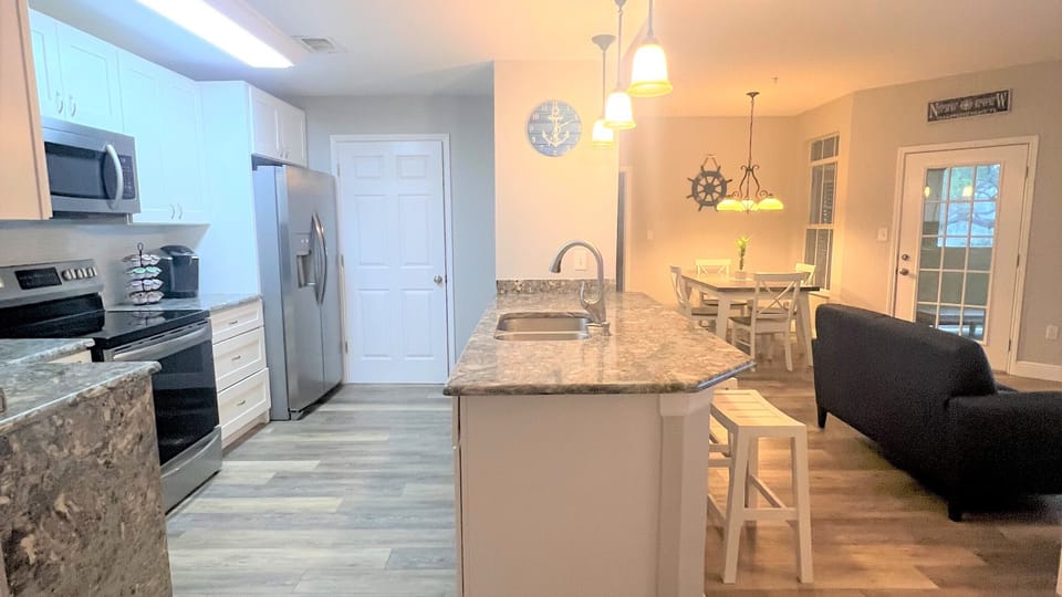 Center island has stainless steel sink, garbage disposal and dimmable lights 🥂