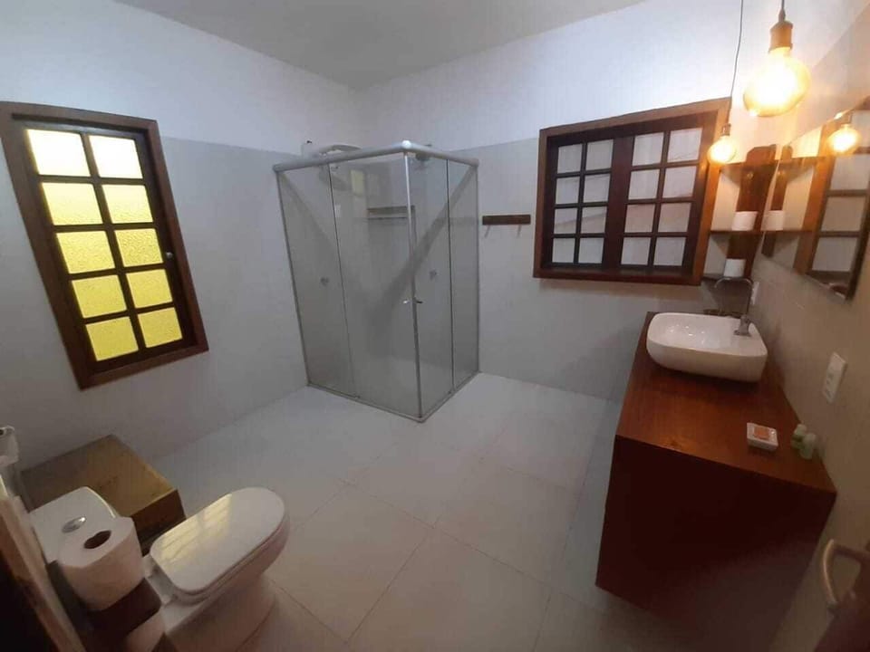 Family Quadruple Room | Bathroom | Shower, free toiletries, hair dryer, towels