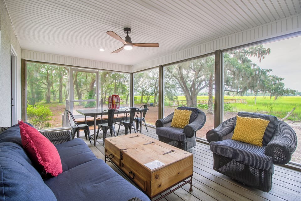 Come sit on the best screened in porch in GA! Sip your coffee with the sunrise.