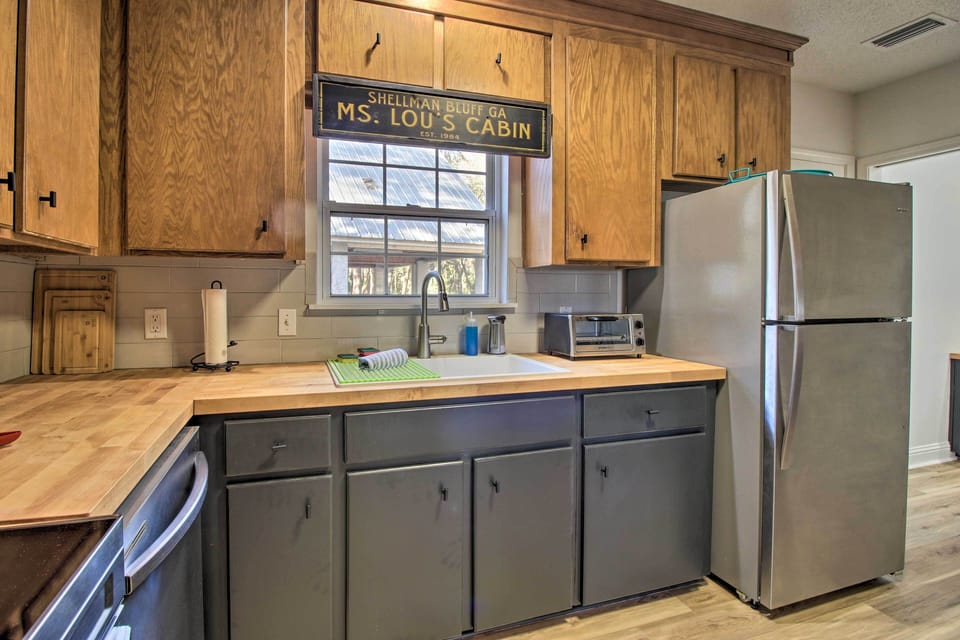 Fully-equipped kitchen with new appliances. Bigger than this photo.