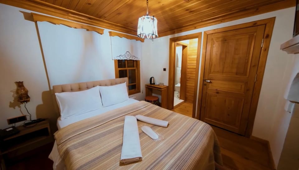 Room | Egyptian cotton sheets, premium bedding, laptop workspace, free WiFi