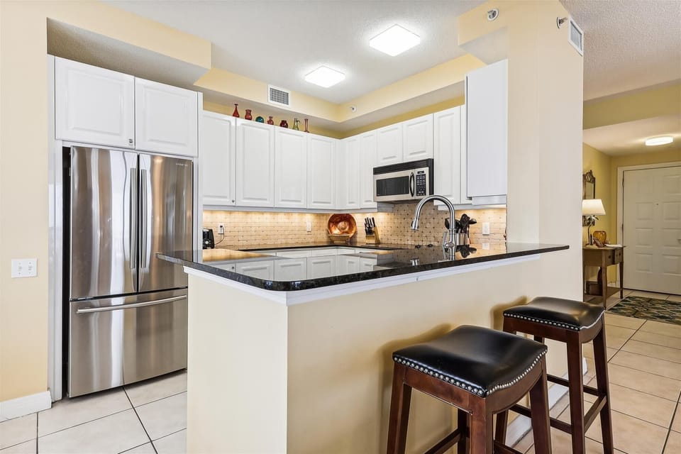Beach Colony East 10D Kitchen Bar With Seating For 2