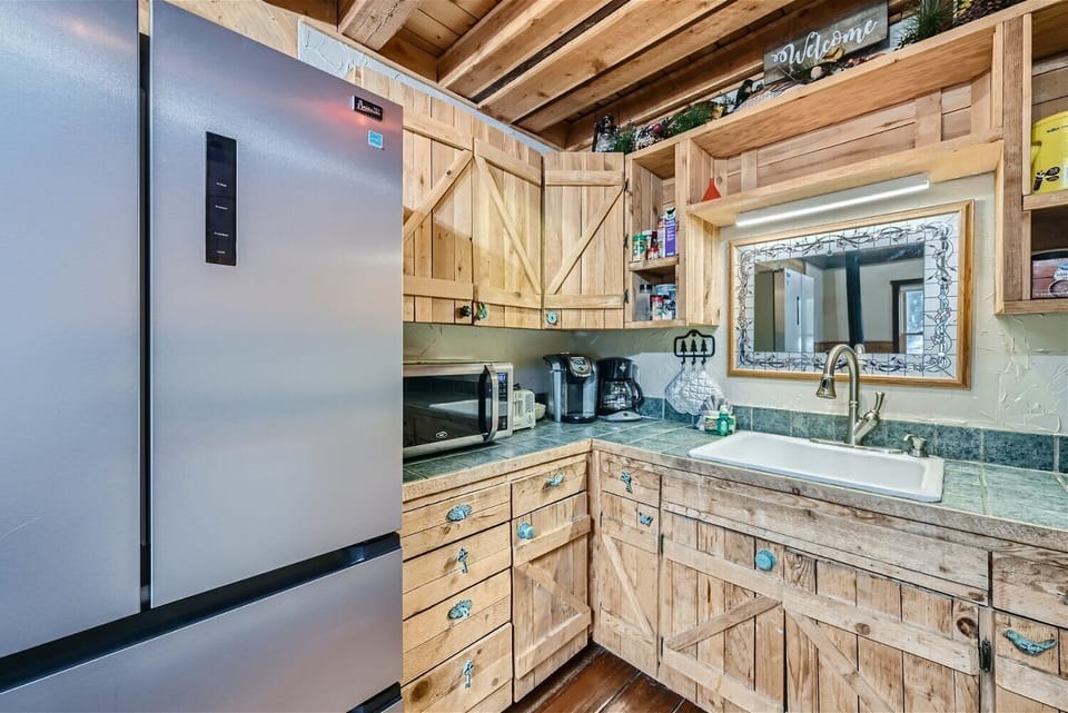 Fully equipped kitchen with microwave: culinary convenience at its finest!