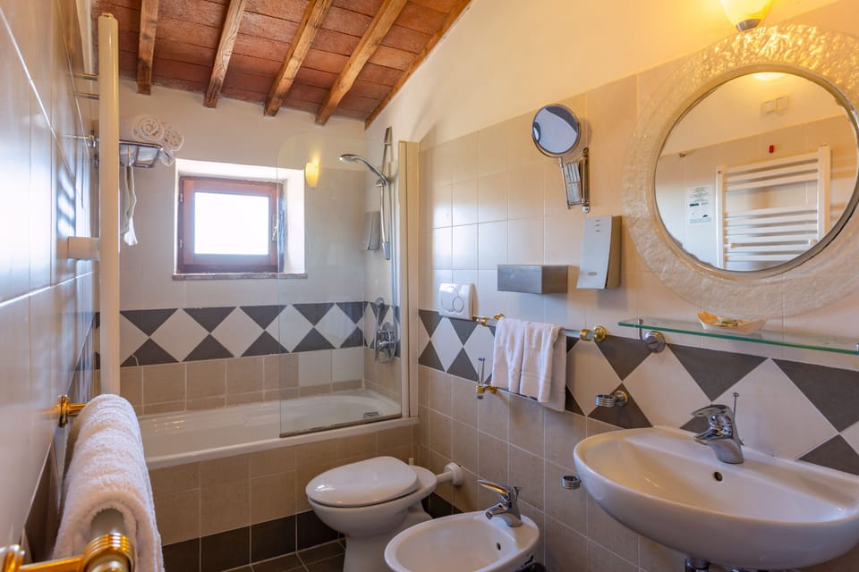 Combined shower/tub, free toiletries, hair dryer, bidet