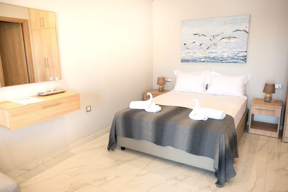 Deluxe Studio | Soundproofing, travel crib, free WiFi