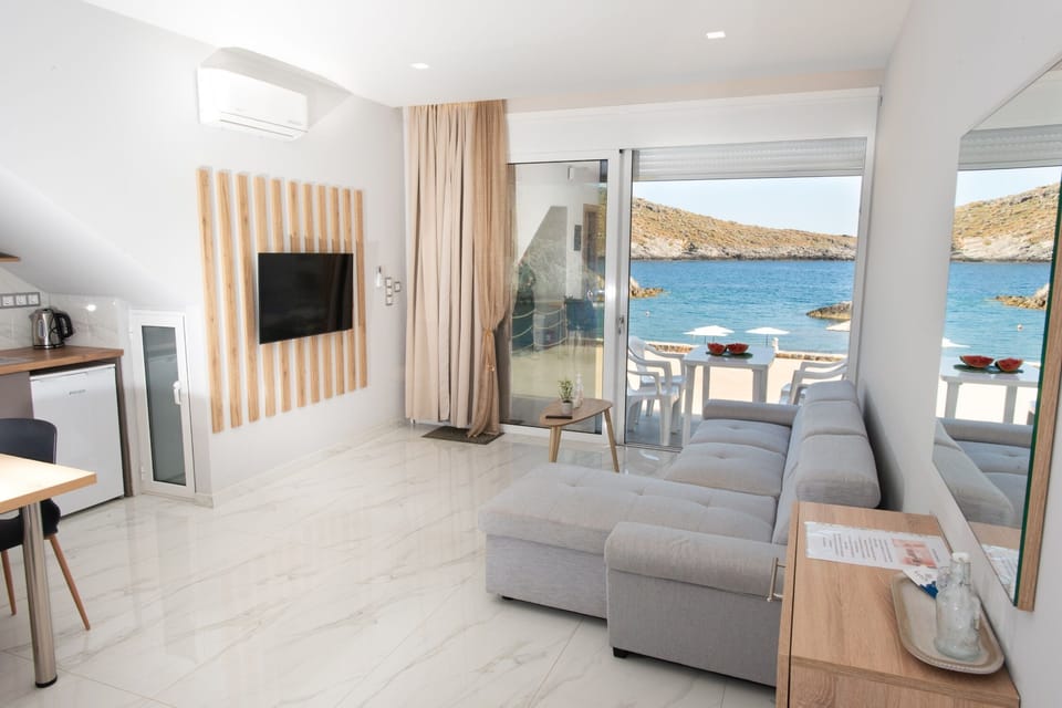 Deluxe Studio | Soundproofing, travel crib, free WiFi