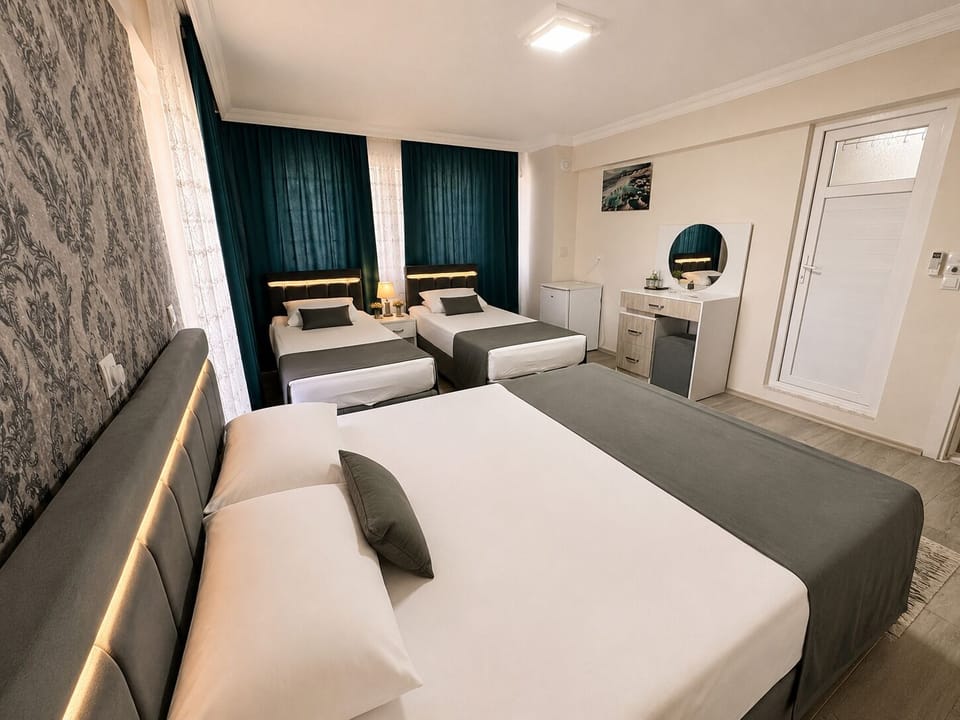 Classic Quadruple Room, 1 Bedroom | Egyptian cotton sheets, premium bedding, laptop workspace, soundproofing