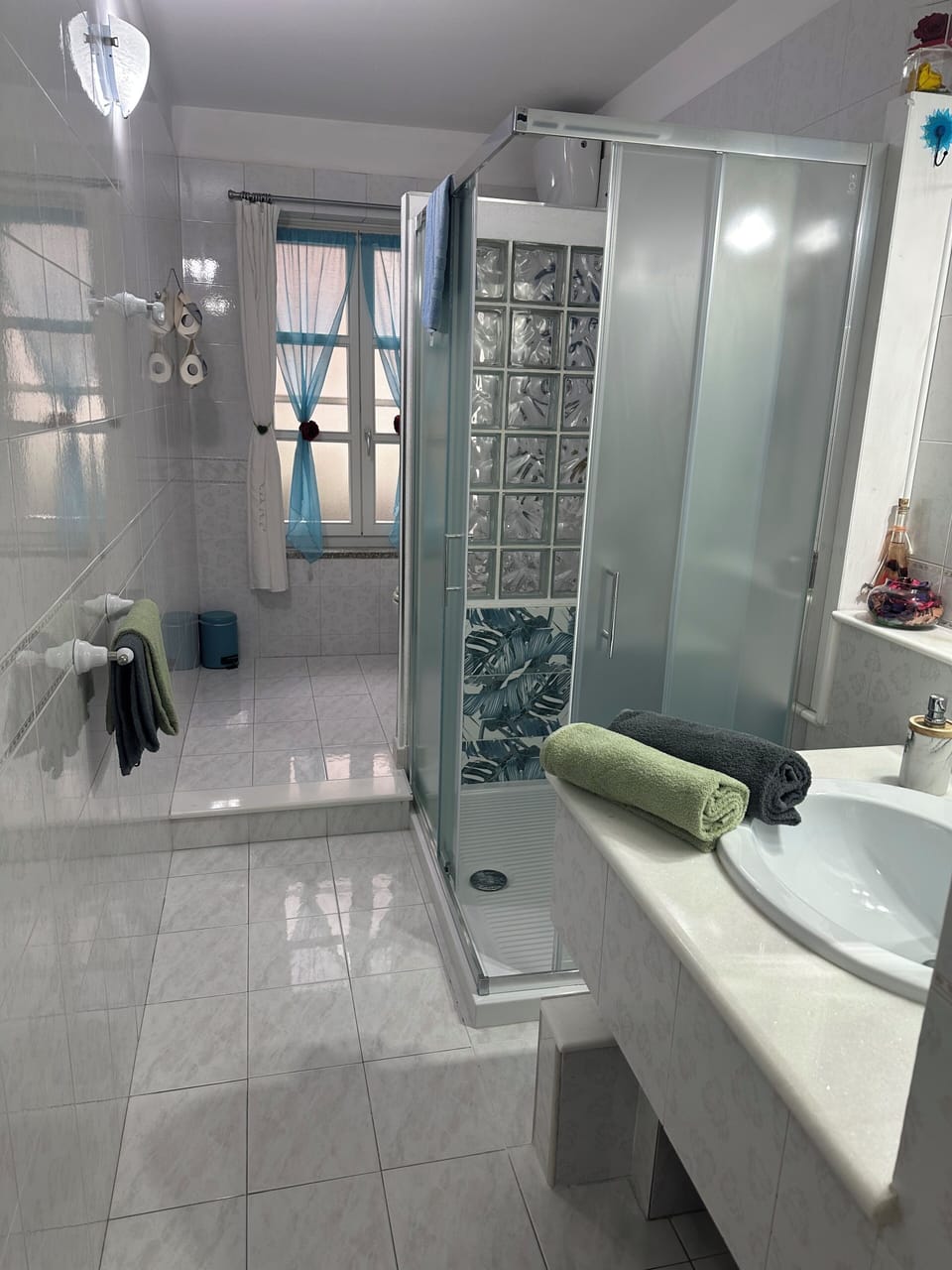 Deluxe Quadruple Room, 1 Bedroom, Non Smoking, Garden View | Bathroom | Free toiletries, hair dryer, bathrobes, bidet