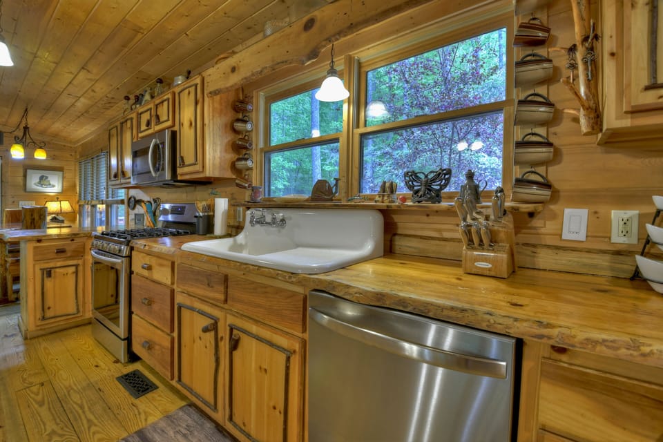 Charming 3 bedroom cabin rental in Blue Ridge with a fully stocked kitchen
