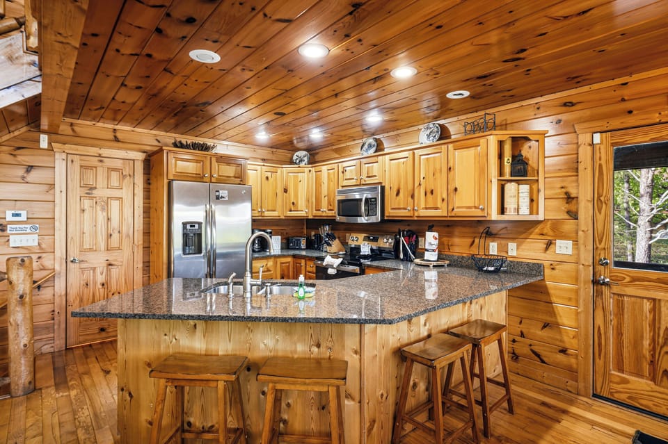 Fully equipped kitchen with island & cookware