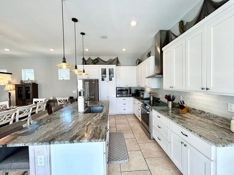 Spacious, fully stocked kitchen—ready for everything from quick bites to gourmet feasts.