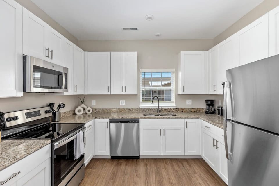 Fully stocked kitchen!