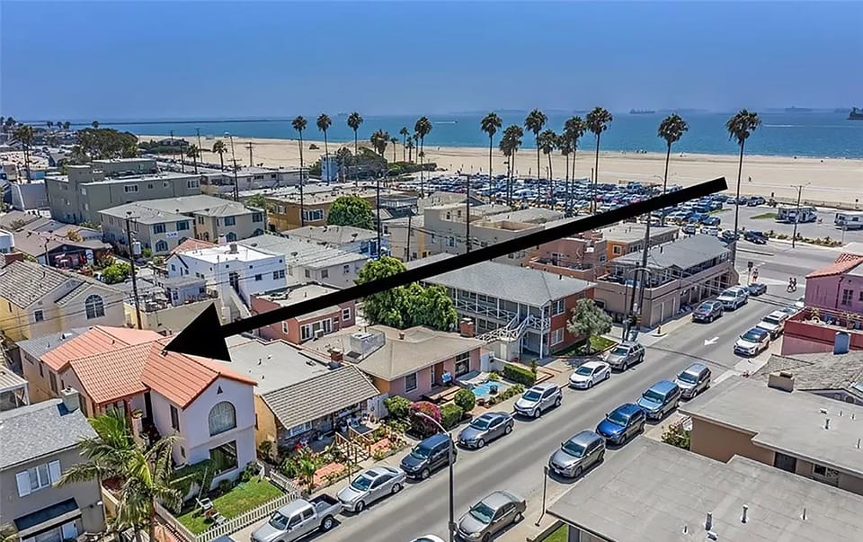 Walk to the beach or bay in less than two minutes.