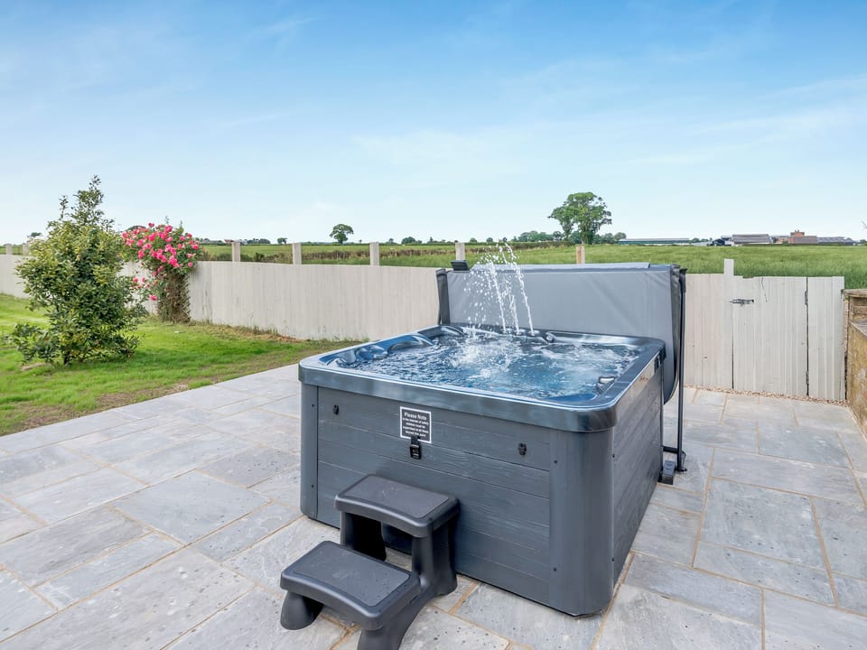 Hot tub | Manor Farm Cottage, Appleton Wiske, near Northallerton