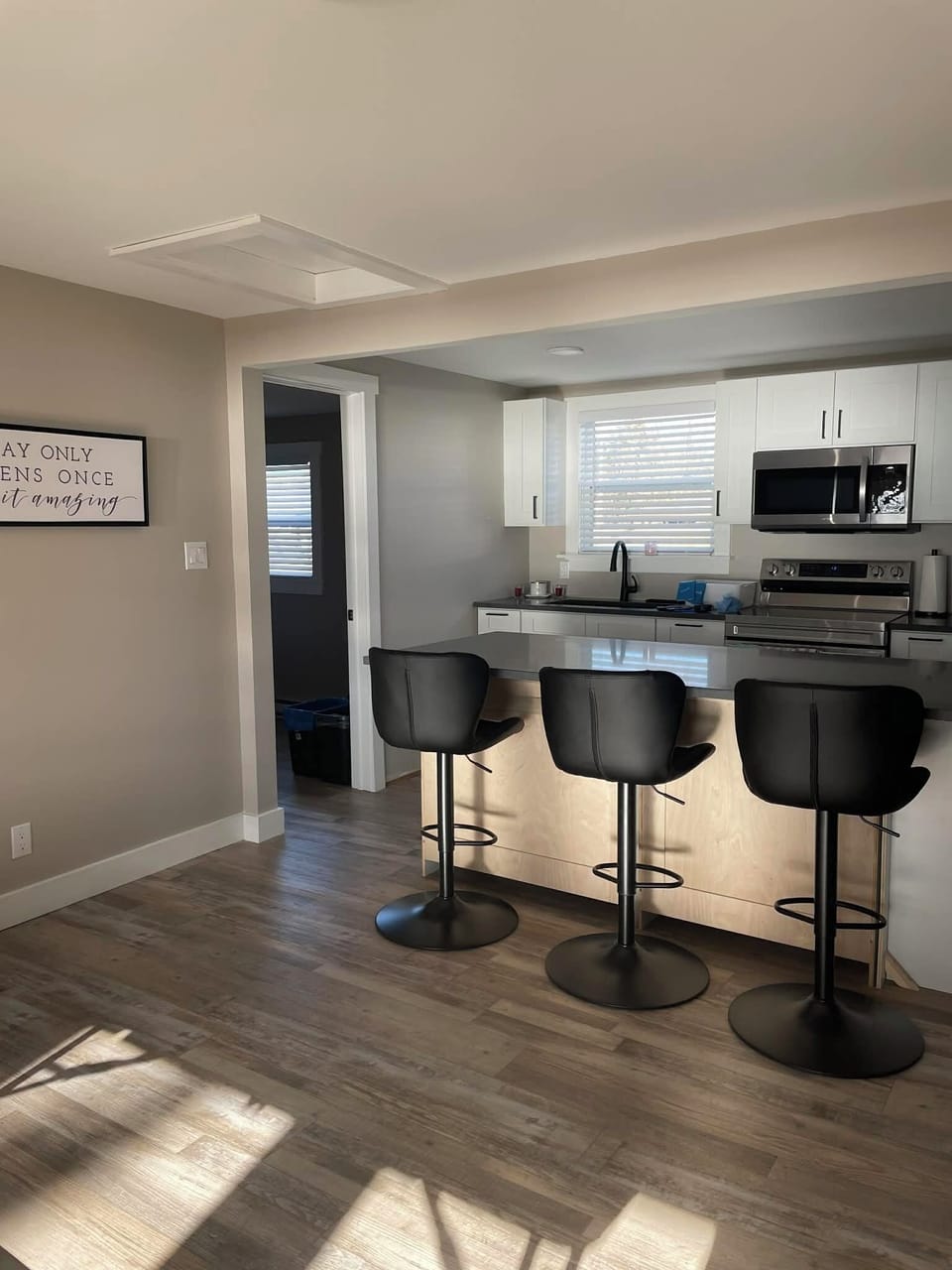 Modern kitchen with peninsula