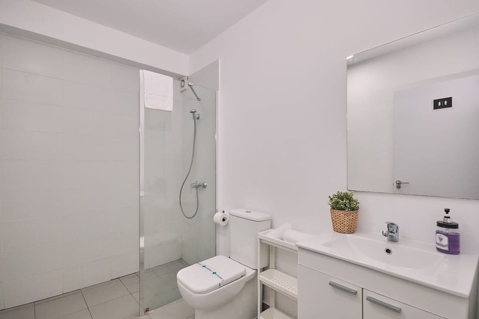 Economy Double Room | Bathroom | Towels, soap, shampoo, toilet paper