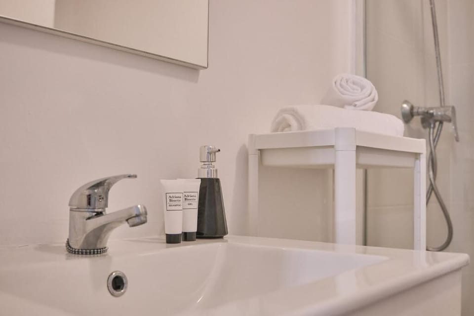 Standard Double Room | Bathroom | Towels, soap, shampoo, toilet paper