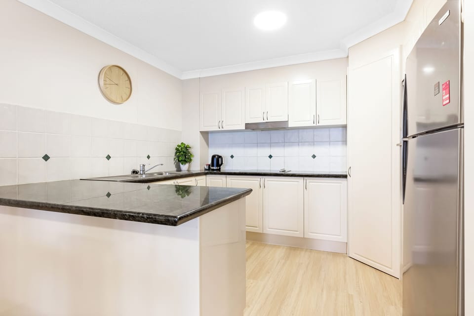 Family Apartment | Private kitchen | Full-size fridge, microwave, oven, stovetop