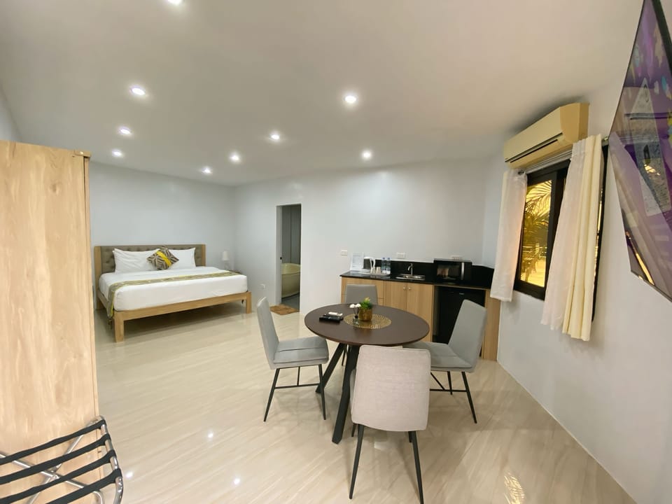 Luxury Studio Suite, 1 King Bed | In-room safe, free WiFi, bed sheets