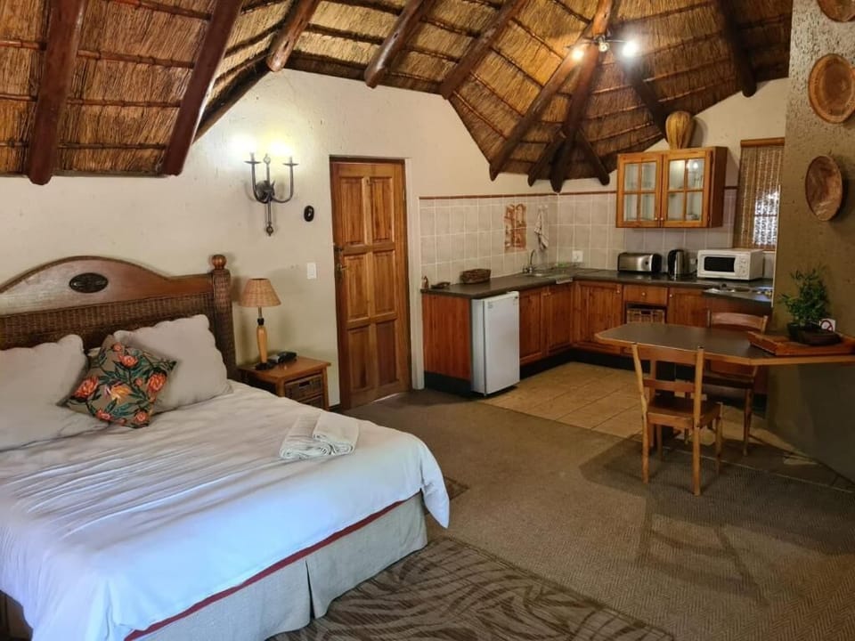 Comfort Studio Suite | Individually decorated, individually furnished, desk, laptop workspace