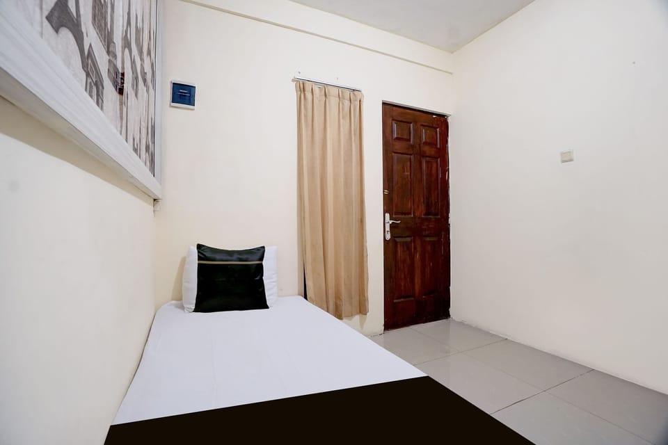 Standard Single Room | Desk, laptop workspace, soundproofing, WiFi (free)