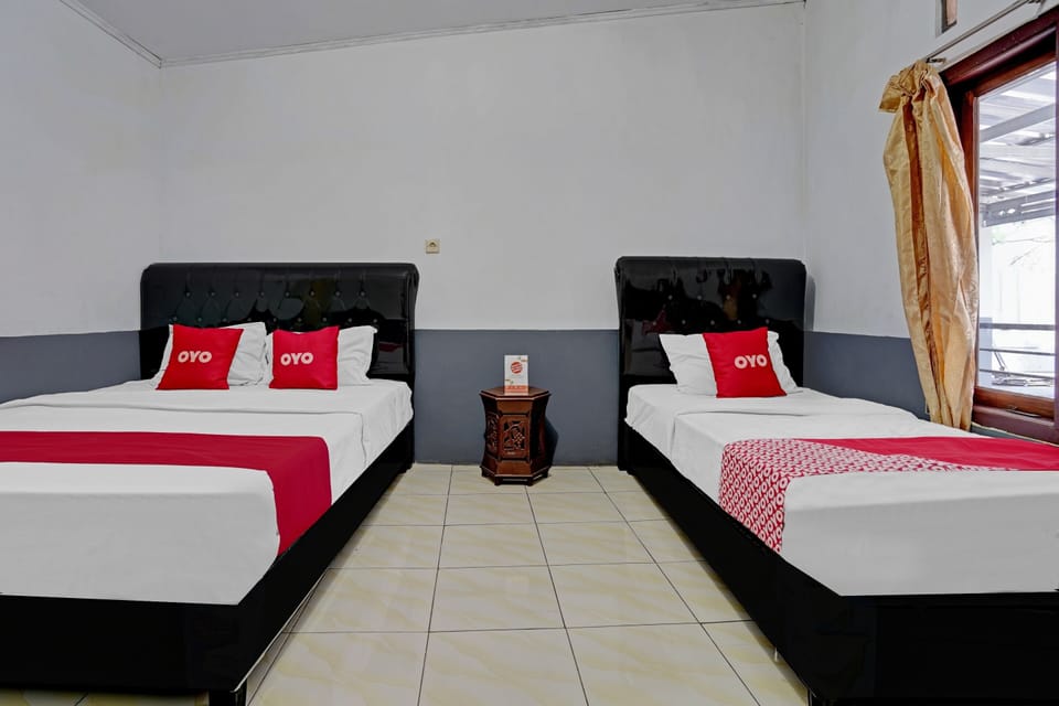 Deluxe Room | Laptop workspace, WiFi (free), bed sheets