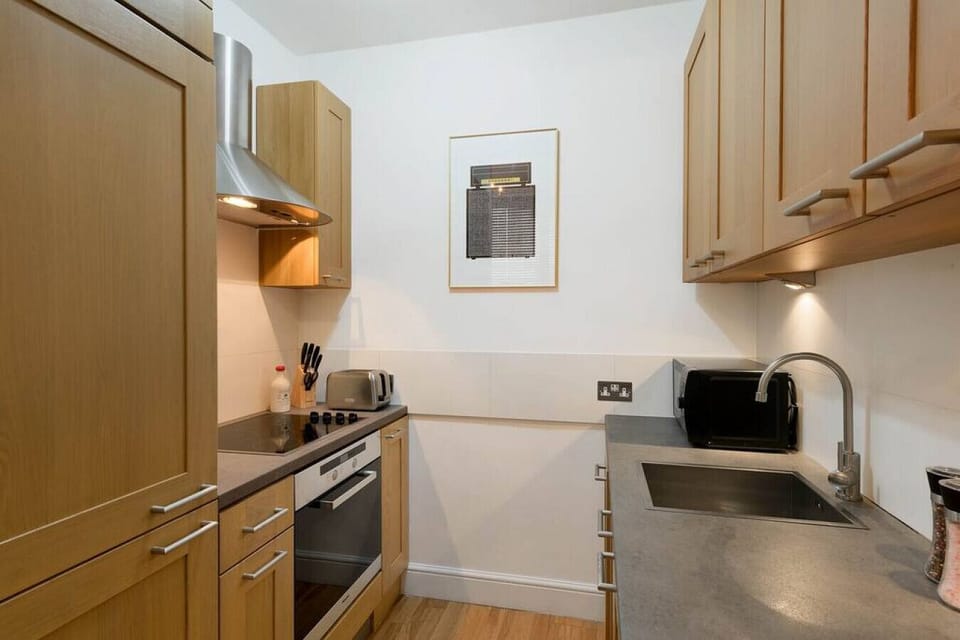 Kitchen - Coffee machine & pods, fresh milk, bottled water, hob, fridge, freezer, washing machine, dishwasher, microwave, toaster