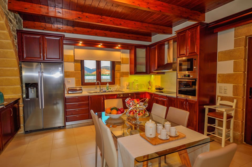 Standard Villa | Private kitchen | Full-size fridge, microwave, oven, stovetop