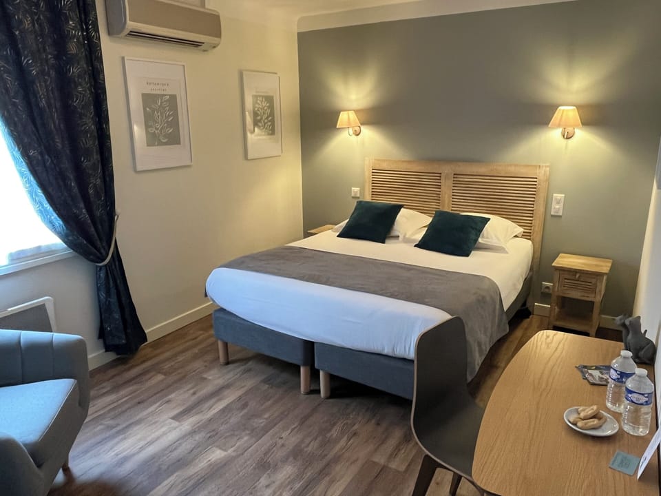 Classic Room | In-room safe, desk, laptop workspace, blackout drapes