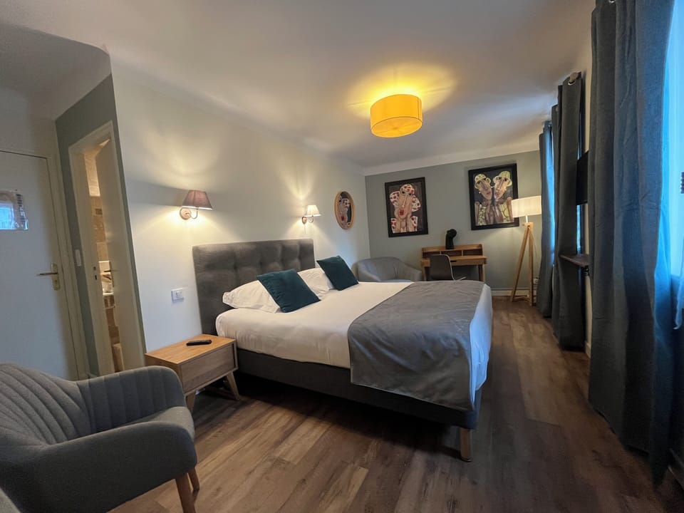 Classic Room | In-room safe, desk, laptop workspace, blackout drapes