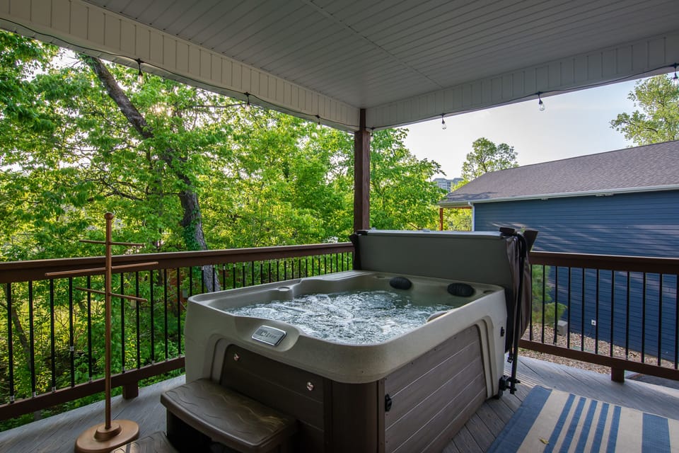 Upper level hot tub with a view? Say no more!