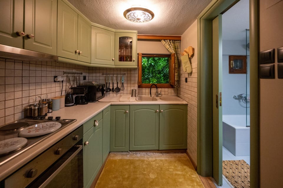 Family Townhome | Private kitchen | Fridge, microwave, oven, stovetop