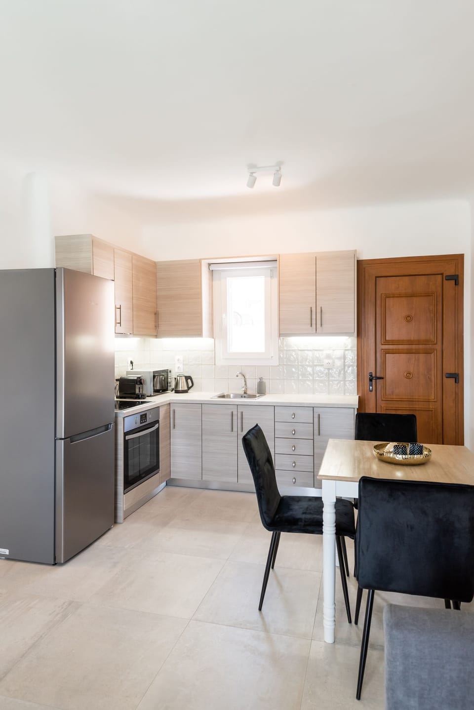 Exclusive Suite | Private kitchen | Full-size fridge, microwave, oven, stovetop