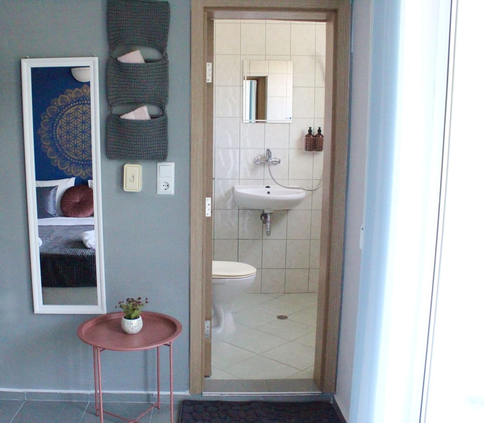 Shower, hydromassage showerhead, hair dryer, towels