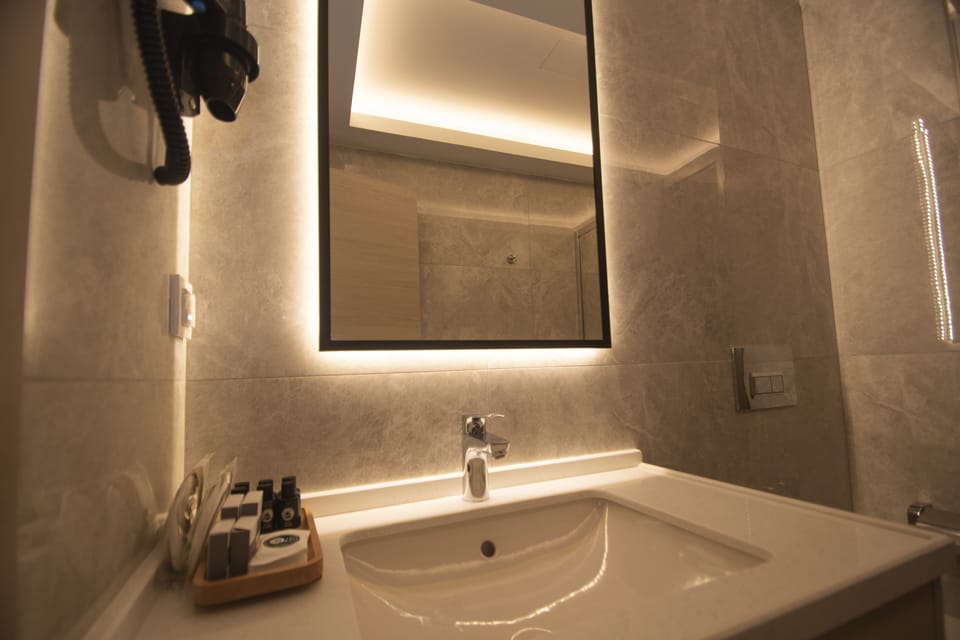 Deluxe Triple Room | Minibar, in-room safe, desk, laptop workspace